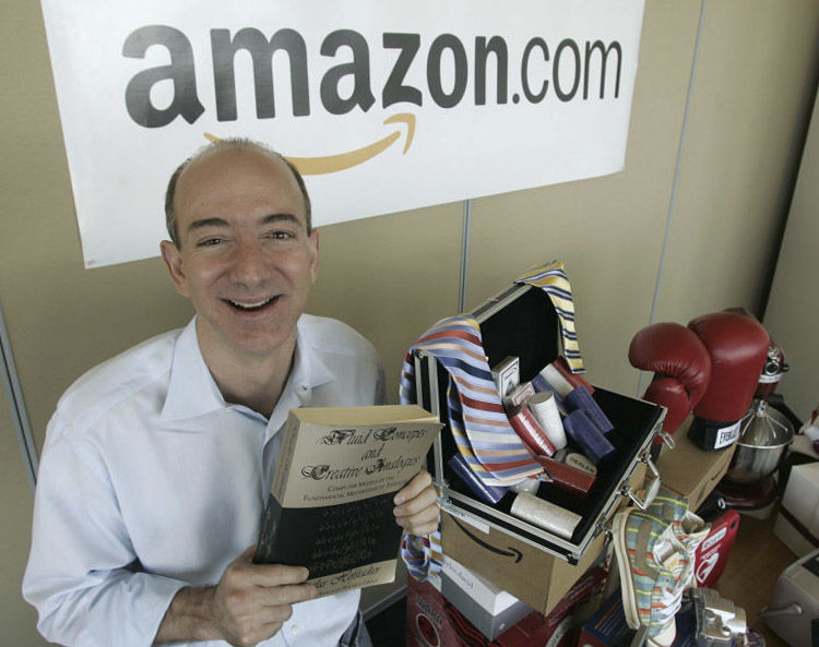 Jeff Bezos kitab aparır